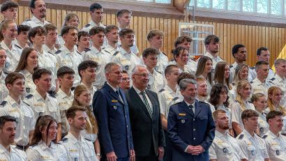 Bild: Stephan Huber
Bei der Begrüßung von 110 neu eingestellten Polizeianwärterinnen und Polizeianwärtern bei der VII. Bereitschaftspolizeiabteilung gab es das obligatorische Gruppenbild mit Staatsminister Joachim Herrmann (Mitte).