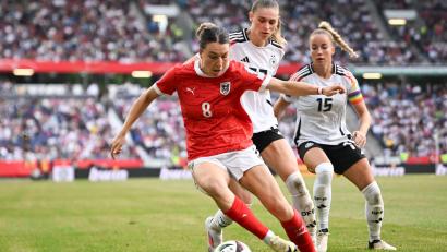 Bild: Sebastian Gollnow/dpa
Auf ein Neues: Österreichs Barbara Dunst (l) vom FC Bayern, verfolgt von den DFB-Stars Brand (M) und Gwinn. (Archivbild)