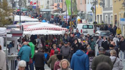 Bild: Wolfgang Steinbacher
Beim Markt am Weißen Sonntag verwandelt sich die Sulzbacher Innenstadt in eine Einkaufsmeile. Auch diesmal sind mit 65 angemeldeten Fieranten fast alle verfügbaren Standplätze ausgebucht.