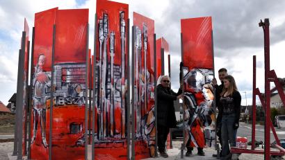 Bild: ubb
Nach gut sechs Stunden konnte die letzte von 15 Glastafeln eingesetzt werden. Bei der Installation des neuen Kunstwerkes im zweiten, nun fertigen Kreisverkehr von Wiesau, hat auch Erwin Ottes (links) Familie gern mitgewirkt. Urenkeltochter Luna und Enkel Hannes sind sowohl handwerklich wie künstlerisch wie der Großvater ambitioniert und immer dabei, wenn technische Hilfe benötigt wird.