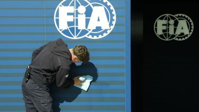Bild: Eugene Hoshiko/AP/dpa
Die Macher der Formel 1 um den Weltverband Fia beraten über schnelle Änderungen am neuen Regelwerk. (Archivbild)