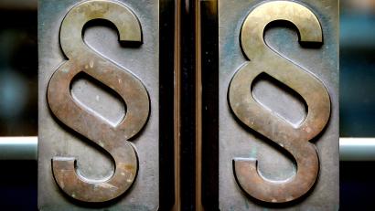 Symbolbild: Oliver Berg/dpa
Am Amtsgericht Schwandorf läuft aktuell ein Prozess wegen eines Verkehrsunfalls.