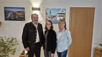 Bild: Thomas Prey
Nabburgs Bürgermeister und VG-Vorsitzender Frank Zeitler, die "GutePflegeLotsin" Theresa Krämer und Cornelia Kiener, Leiterin der Seniorenfachstelle am Landratsamt Schwandorf, freuen sich über das neue Angebot.