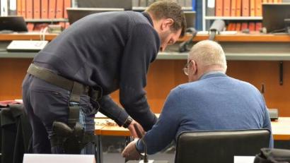 Bild: Konstantin Kraft
Diesel-Prozess in Hof: Ein Polizist nimmt dem Hauptangeklagten aus Berlin vor Beginn der Verhandlung die Handschellen ab.