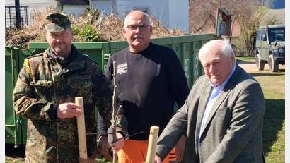 Bild: bnr
Bürgermeister Johann Wilhelm (rechts) und die Bundeswehrsoldaten pflanzten am Gemeindehaus einen Jubiläumsbaum, der an das 40-jährige Bestehen der Patenschaft zwischen der Kompanie und der Gemeinde erinnern soll.