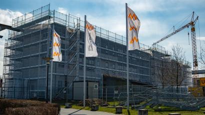 Bild: Noah Wegmüller-Kocher
Seit drei Jahren wird an den Gebäuden der OTH in Weiden gebaut. Aktuell wird die Außenfassade des Hauptgebäudes gedämmt. Bis Ende des Jahren sollen die Maßnahmen beendet sein. Der Freistaat Bayern investiert insgesamt knapp neun Millionen Euro in die Sanierung.