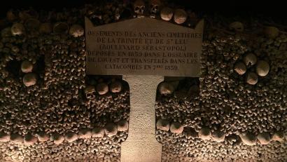 Bild: Sabine Glaubitz/dpa
Die Pariser Katakomben entstanden Ende des 18. Jahrhunderts während einer Gesundheitskrise.