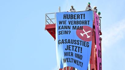 Bild: Uwe Lein/dpa
Die Aktivisten hatten auf dem Bohrturm ein Protestbanner befestigt. (Archivbild)
