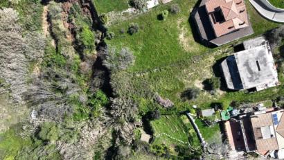 Bild: -/Vigili Del Fuoco/dpa
In der kleinen italienischen Region Molise hat sich ein Erdrutsch reaktiviert. Dutzende Menschen wurden evakuiert. Die Verkehrsverbindungen sind derzeit unterbrochen.