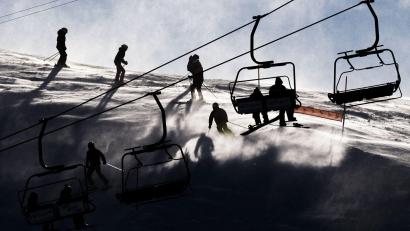 Bild: Jean-Christophe Bott/KEYSTONE/dpa
Die zwei Skifahrer krachten mit hoher Geschwindigkeit zusammen. (Symbolbild)