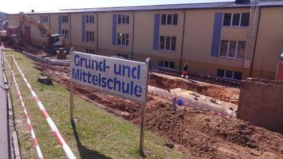 Bild:  Walther Hermann 
Auch vor dem Schulgebäude in Pressath ist die Erde aufgegraben.