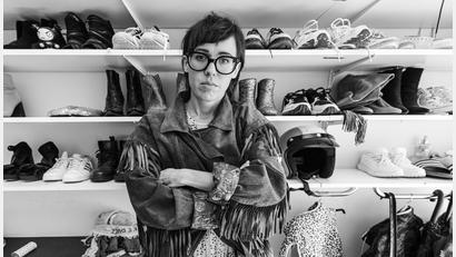 Bild: Linda Kohl/exb
Auch in ihrem dritten Bühnenprogramm "Ding Dong" bleibt Eva Karl Faltermeier ihrem Stil treu, wenn sie mit ihrem Publikum ihre gesellschaftspolitischen Beobachtungen teilt.