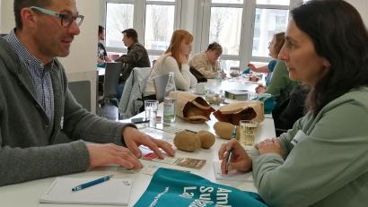 Archivbild: Sabine Pfeiffer
Bei der kulinarischen Kooperationsbörse „Gemeinschaftsverpfleger trifft Landwirt“ saßen sich vergangenes Jahr Direktvermarkter und Großküchenbetreiber gegenüber. Auch in diesem Jahr wird es unter dem Motto „Landwirt trifft Koch“ einen regen Austausch geben.