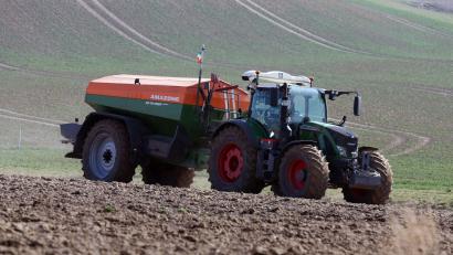 Symbolbild: Bernd Wüstneck/dpa
Der Krieg im Iran hat Auswirkungen auf die Düngerpreise – betroffen davon sind auch die Landwirte im Landkreis Schwandorf.