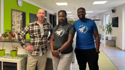 Bild: FRZ Heroldsberg 
Zwei der Physiotherapeuten im Fitness- und Rehazentrum von Matthias Rauch (links) kommen aus Kenia. Carol und Alex arbeiten dort seit 2024. Rauch wohnt in Pirk.