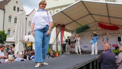 Bild: Stadtmarketing Weiden
Beim Jubilatemarkt in Weiden, bei dem auch Geschäfte in der Innenstadt geöffnet sein werden, dürfen sich Besucher neben einem abwechslungsreichen Bühnenprogramm auch wieder auf eine Modenschau freuen.