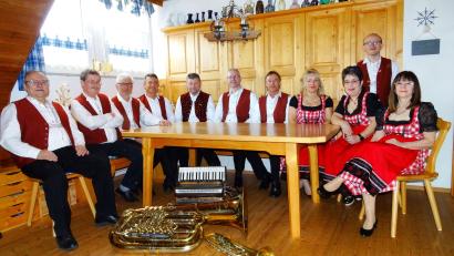 Bild: Michaela Schuller/exb
Die Störnsteiner Blasmusik stellt sich in den Dienst der guten Sache.