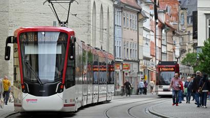 Bild: Martin Schutt/dpa
Im ÖPNV sind Straßenbahnen ein wichtiges Rückgrat.