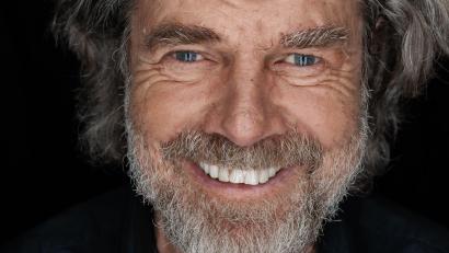 Bild: Ronny Kiaulehn/exb 
Reinhold Messner spricht in der Glasschleif in Marktredwitz "Über Leben".