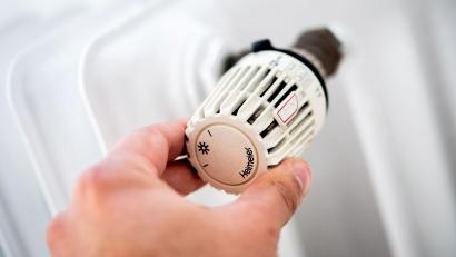 Symbolbild: Hauke-Christian Dittrich/dpa
Wer im Alltag beziehungsweise im eigenen Haushalt Energie sparen möchte, sollte bewusst mit Strom und Heizung umgehen. Die optimale Raumtemperatur liegt beispielsweise im Wohnzimmer bei etwa 20 bis 21 Grad.