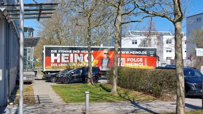 Bild: Kunz
Der Heino-Truck in den Deutschlandfarben vor dem Hintereingang der Max-Reger-Halle.