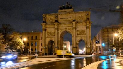 Bild: Felix Hörhager/dpa
Im Bundestagswahlkampf 2025 machten die Grünen am Münchner Siegestor Werbung für ihren Kanzlerkandidaten Robert Habeck. Die Aktion war von der Stadt nicht genehmigt und hat ein Bußgeld zur Folge. (Archivbild)