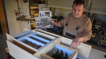 Bild: szl
Das Modell zeigt, wie der Kultursaal gestaltet werden soll. Der Rundgang wird als Kirchenanlage Tabgha – dort fand das Wunder der Brotvermehrung statt – aufgebaut.