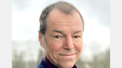 Bild: Horst Eckert/exb
Horst Eckert, gebürtiger Weidener, stellt seinen neuesten Thriller „Die Praktikantin“ in der Buchhandlung Volkert vor.