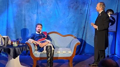 Archivbild: lg
Nach gegenseitigen Vorwürfen kommen sich der König (Sebastian Schlagenhaufer) und sein Nervenarzt (Ramon Bessel) näher und entdecken sogar Gemeinsamkeiten.