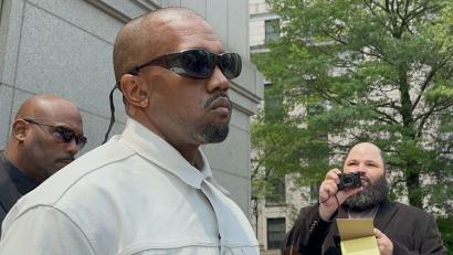 Bild: Larry Neumeister/AP/dpa
US-Skandalrapper Kanye West darf nicht nach London reisen. (Archivbild)