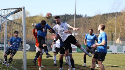 Bild: Dieter Jäschke
Markus Zitzmann (weiß) brachte den SV Waldau gegen den SV Altenstadt/Waldnaab bereits früh in Führung.