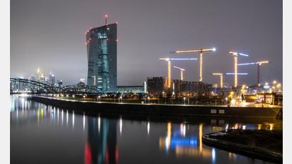 Bild: Boris Roessler/dpa
Die Bankenskyline von Frankfurt ragt hinter der Europäischen Zentralbank (EZB)  empor.