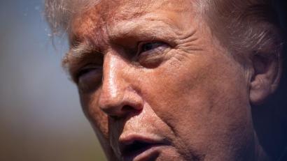 Archivbild: Julia Demaree Nikhinson/AP/dpa
US-Präsident Trump einigt sich mit dem Iran auf eine Waffenruhe.