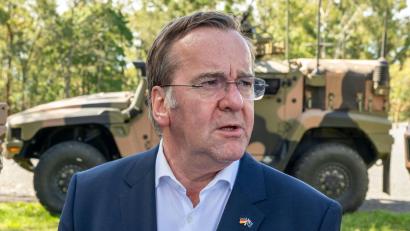 Archivbild: Peter Kneffel/dpa
Männer der Altersgruppe 17 bis 45 brauchen nach Angaben von Verteidigungsminister Boris Pistorius (SPD) keine Genehmigung für lange Auslandsaufenthalte.