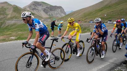 Archivbild: Jerome Delay/AP/dpa
Der Spanier Mikel Landa (3. v. l.) bei der Tour de France 2024 neben Rad-Star Tadej Pogacar.