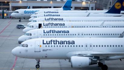 Bild: Lando Hass/dpa
Das Kabinenpersonal der Lufthansa will streiken. (archivbild)