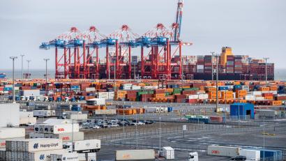 Bild: Hauke-Christian Dittrich/dpa
Trotz zahlreicher Probleme bleibt die deutsche Exportwirtschaft optimistisch.