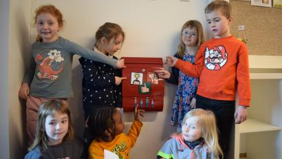 Bild: szl
Gemeinsam mit Kinderhaus-Leiterin überlegten die Vertreter des Kinderparlaments, wie Beschwerden am besten abgegeben und gesammelt werden könnten. Jetzt gibt es dafür einen roten Postkasten.