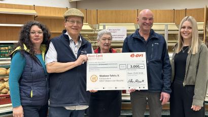 Bild: L. Haberzeth 
Julia Stöhr und Lothar Haberzeth (von rechts) vom Bayernwerk überreichten den symbolischen Spendenscheck an Renate Dobmeier, Rainer Sindersberger und Diana Herrmann.