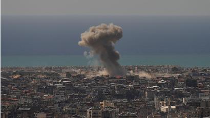 Bild: Hassan Ammar/AP/dpa
Israel bombardierte am Mittwoch zahlreiche Hisbollah-Ziele im Libanon – dabei wurden mehr als 300 Menschen getötet.