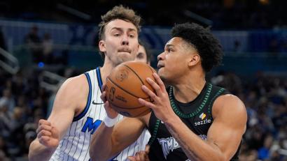 Bild: John Raoux/AP/dpa
Franz Wagner (links) hat mit den Orlando Magic weiter die Chance auf die direkte Qualifikation für die Playoffs.