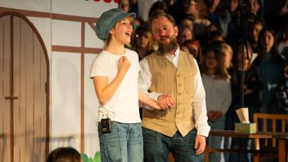 Bild: Regina Probst
Der Kinder- und Jugendchor St. Michael Poppenricht interpretiert die biblische Geschichte vom verlorenen Sohn neu. Hier Sohn (Enya Bauer) und Vater (Johnny Ambros).