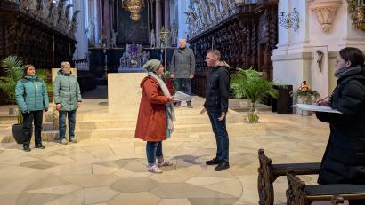 Bild: Paul Zrenner
"Passion inszeniert" wird am Karfreitag in der Basilika die Liturgie am Nachmittag bereichern. Bei den Proben der Darbietung (von links) Sprecherinnen Maria Katsikis und Monika Mittereder und hinten auf den Stufen Sprecher Markus Scharnagl, vorne Kathrin Straubinger und Lukas Forster sowie rechts Petra Sommer-Stark.