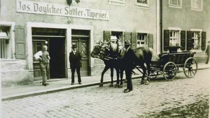 Bild: Foto Archiv Fam. Doyscher
Die Sattlerei Doyscher in der Hospitalstraße in Tirschenreuth, Ende der 20er Jahre. Ganz links zu sehen ist Gründer Josef Doyscher.