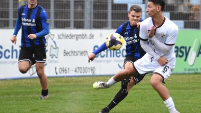Archivbild: Gerhard Büttner
Mentalitätsmonster: Niklas Lang (Mitte) sorgte vergangenes Wochenende für den Siegtreffer. Im Oberpfalz-Derby gegen Cham soll der vorzeitige Klassenerhalt gesichert werden.
