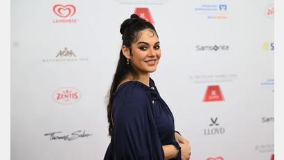 Bild: Felix Hörhager/dpa
Nilam Farooq spielte 2021 in dem Film „Contra“ eine Jurastudentin, die von ihrem Professor rassistisch angegangen wird. (Archivbild)