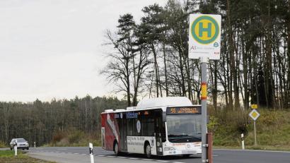 Symbolbild: Petra Hartl
Ein Bus auf einer Überlandfahrt. Die Sperrung der Kreisstraße AS 6 bei Edelsfeld ab Montag, 13. April, hat auch Auswirkungen auf die ÖPNV-Linie 457.