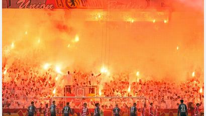 Bild: Soeren Stache/dpa
Diese Pyroshow wird für Union Berlin teuer. (Archivbild)