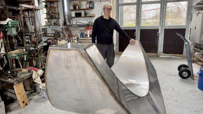 Bild: upl
Einer der beiden Halbbögen für "Brána - das Tor" mit Robert Diem in der Künstlerwerkstatt in Aschach.