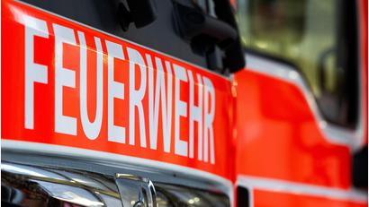 Bild: Soeren Stache/dpa
Feuerwehrleute wurden zu einer Geburt in einem Auto auf dem Standstreifen der Autobahn gerufen. (Symbolbild)
